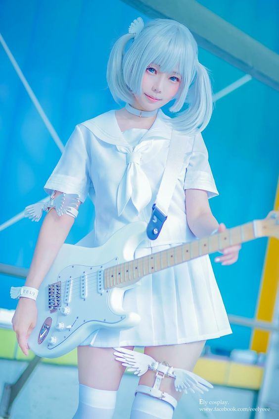 Cosplay gai thân hình trắng nõn nà