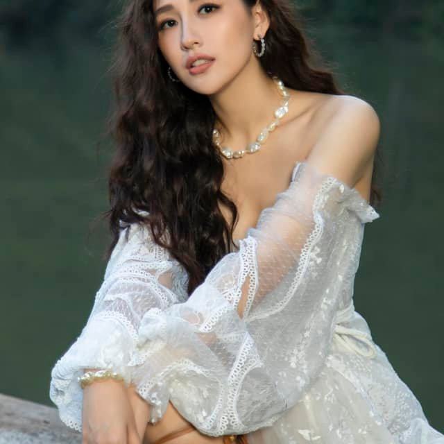 Bộ hình anh Mai Phương Thúy mặc ao tam cực sexy khó cưỡng