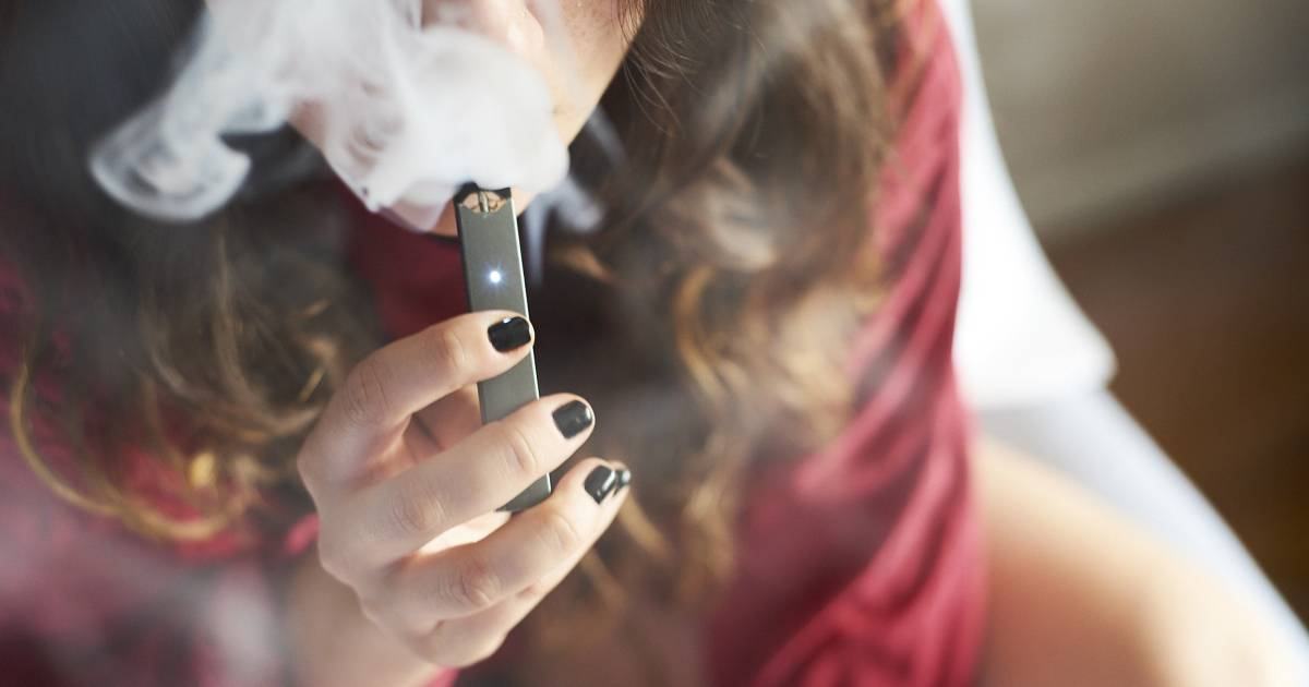 Ảnh gái hút vape che mặt làm avatar