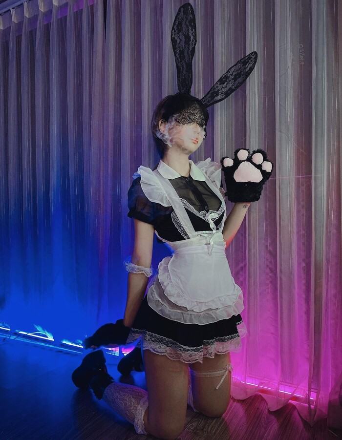 Tải hình ảnh cosplay hầu gái thả dáng nóng bỏng