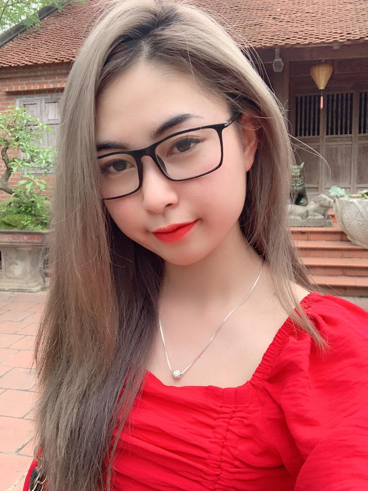 Ảnh gái đẹp đeo kính cute girl dễ thương