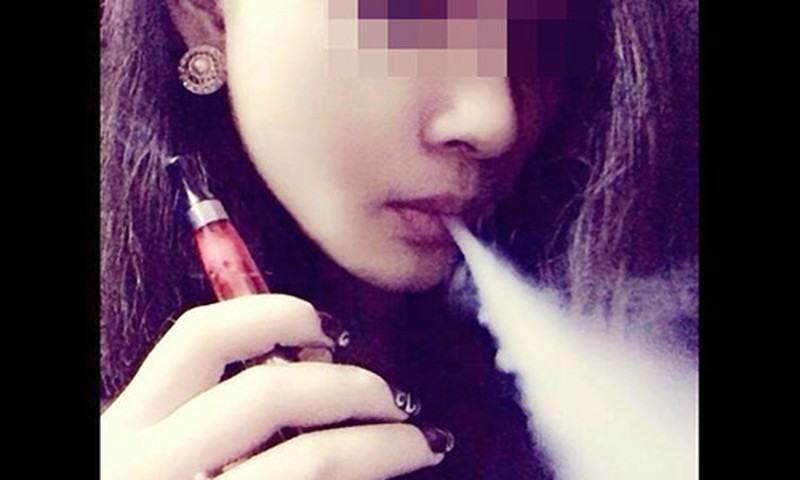 Ảnh con gái hút vape che mặt nhìn là yêu