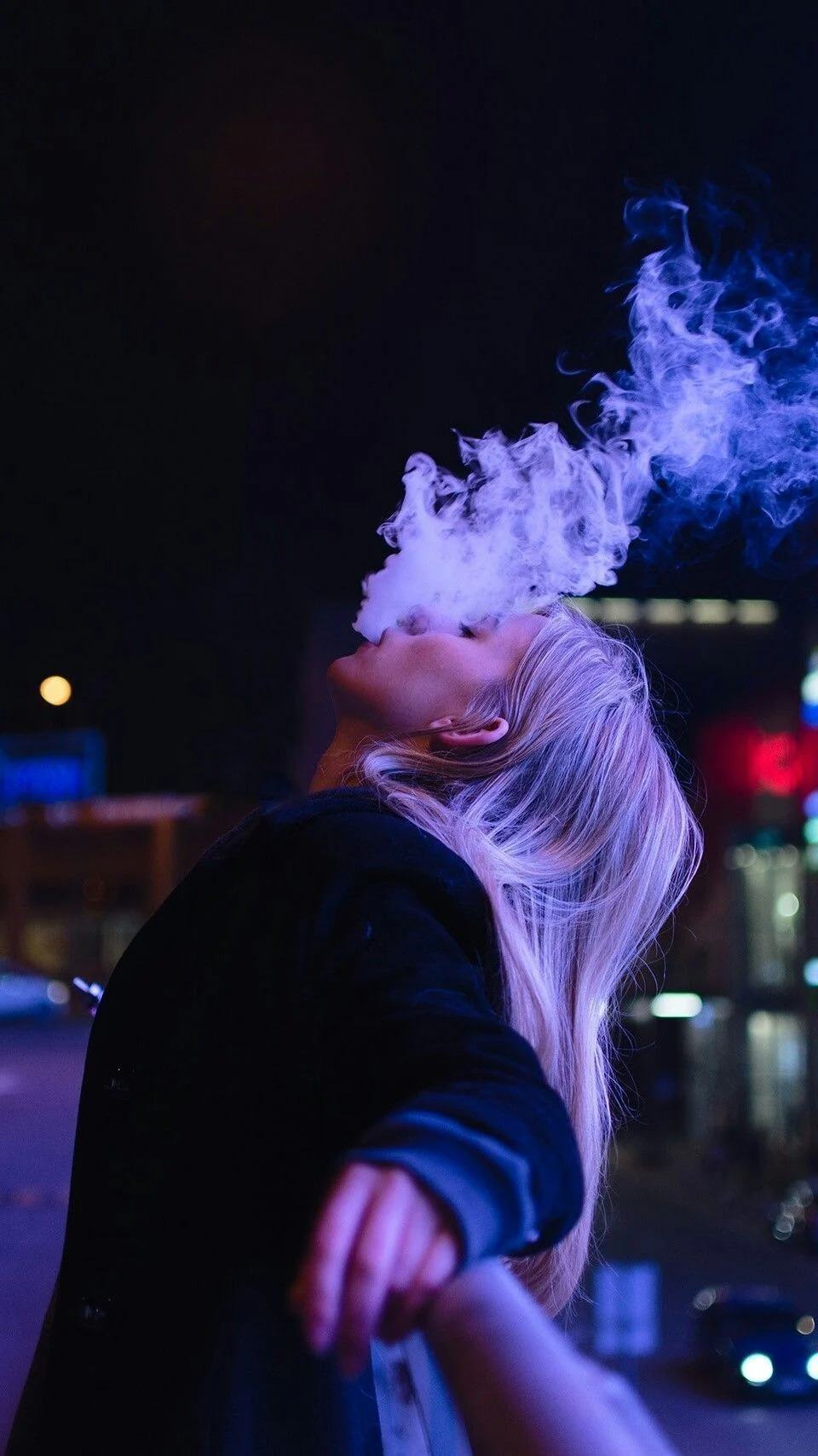 Ảnh gái hút vape che mặt quay lưng