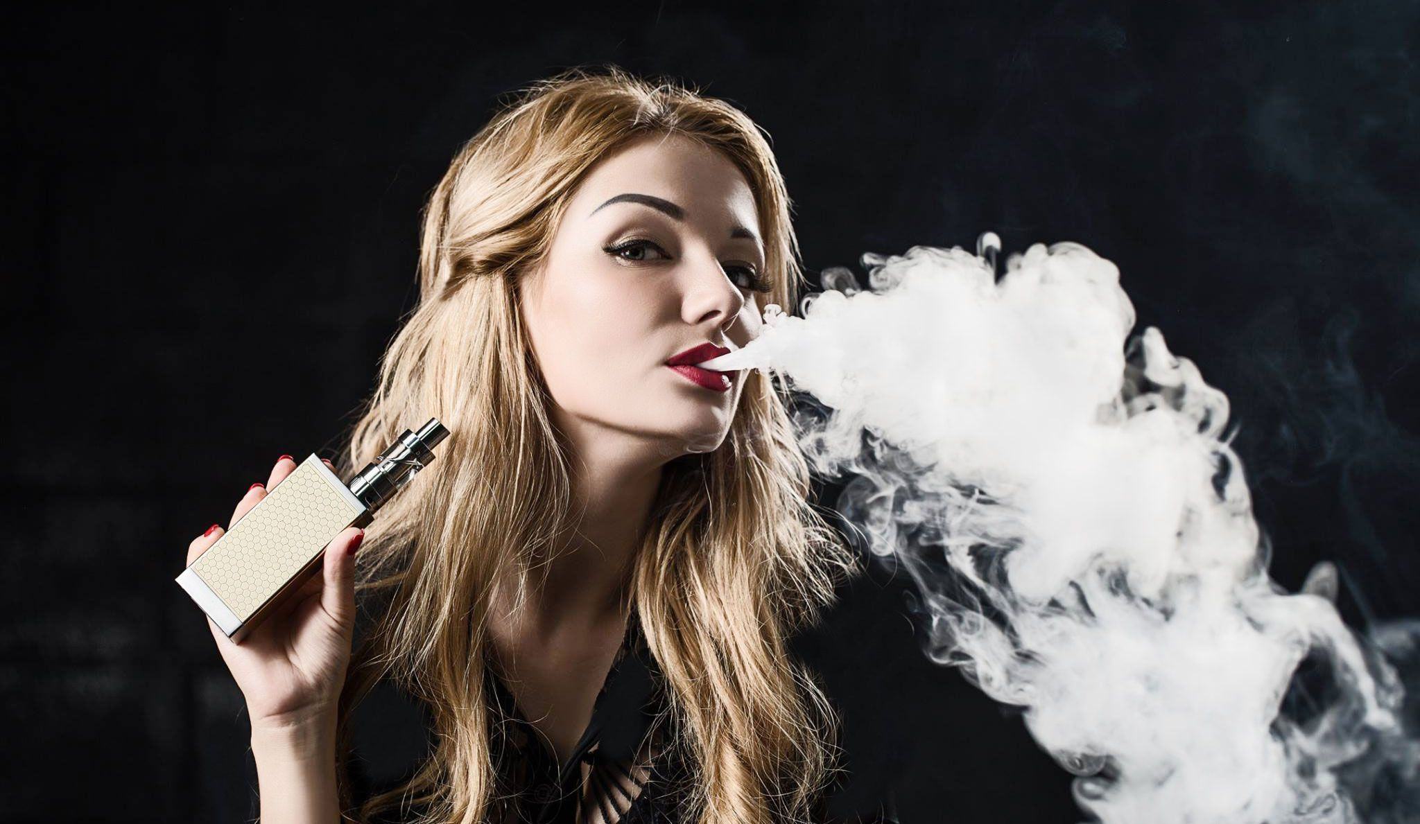 Ảnh con gái hút vape che mặt cực đáng yêu