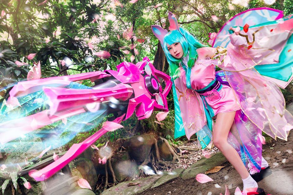 Capheny cosplay lộ đường cong đẹp