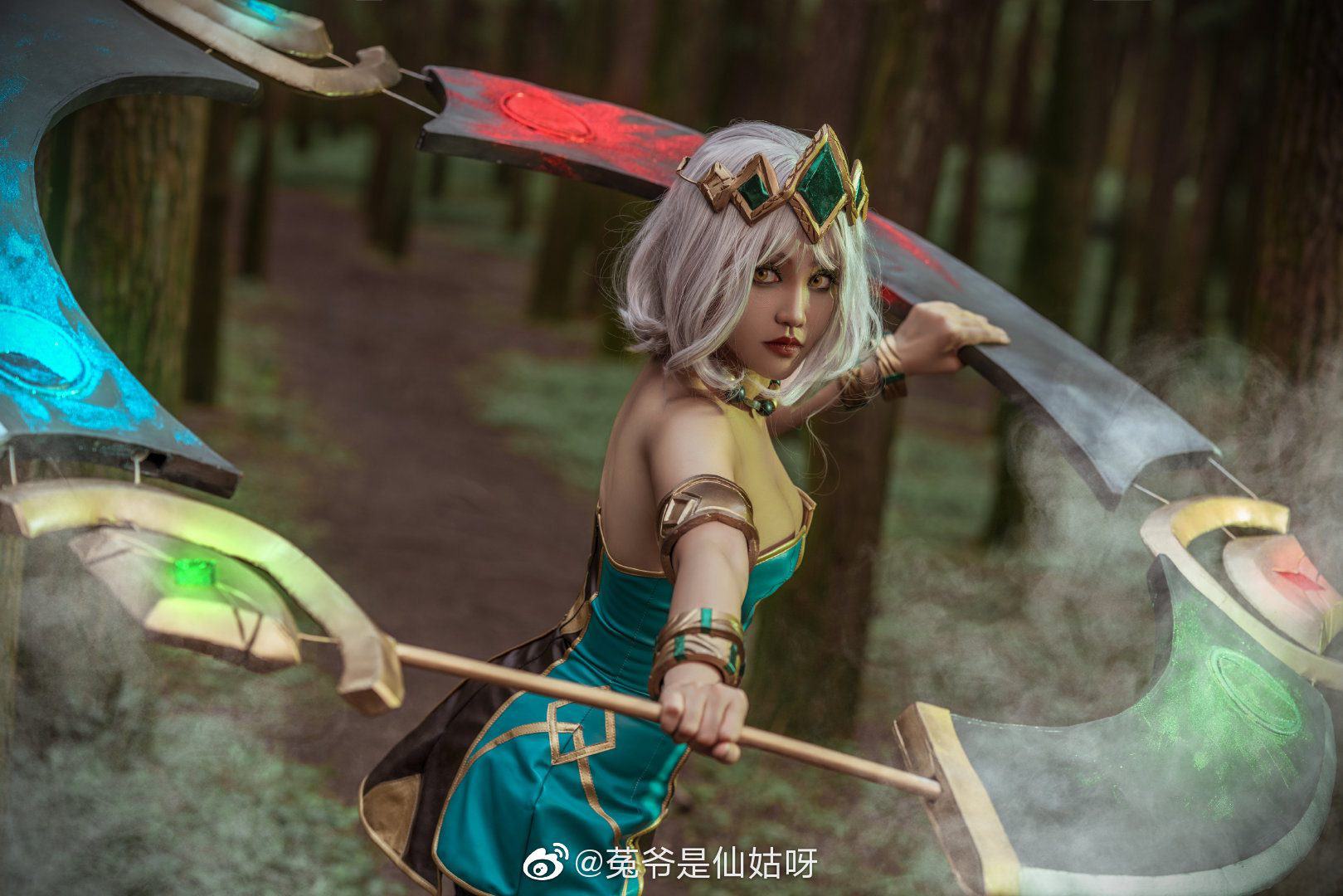 Cosplay qi liên quân khoe hàng khủng