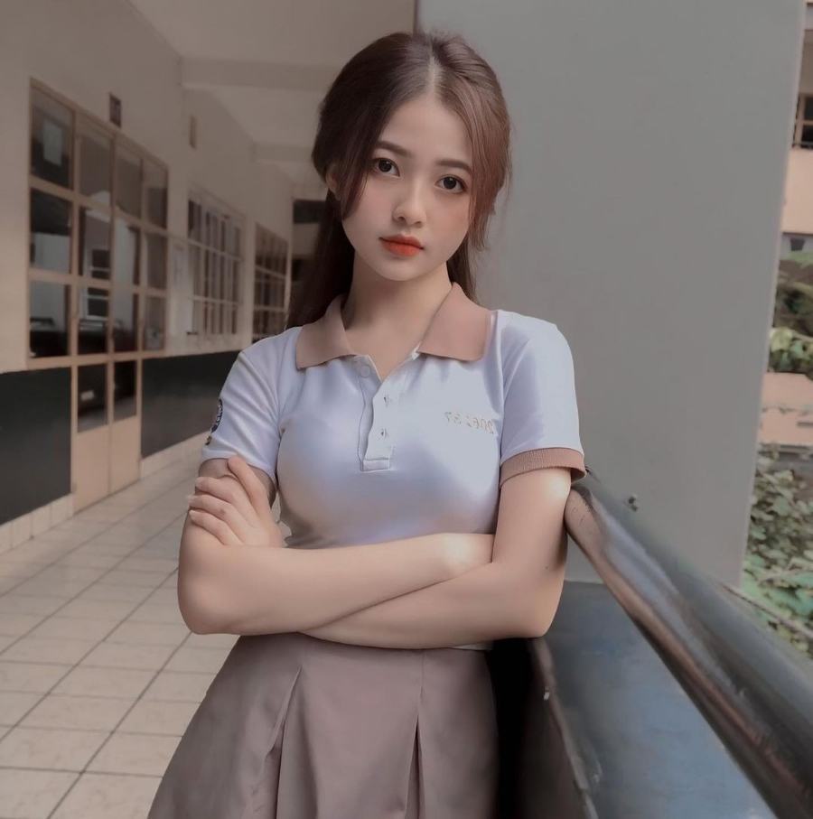 Hình cute cô gái gương mặt ưu nhìn