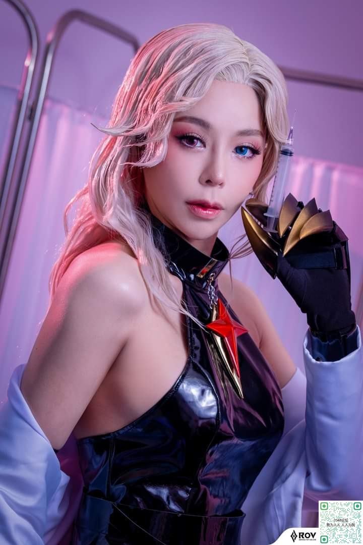 Lauriel phi thiên cosplay gợi cảm vạn người mê