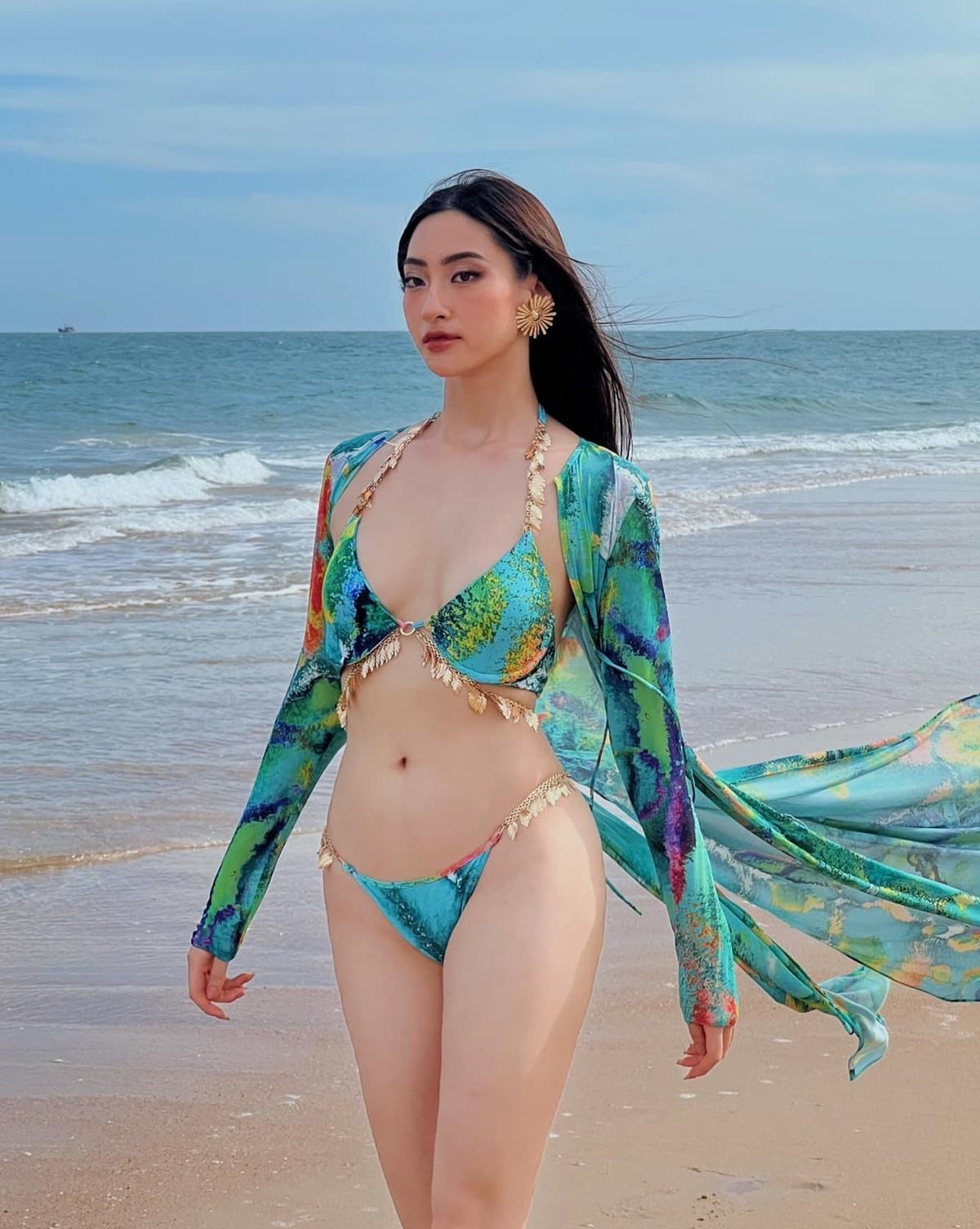 Người mẫu bikini bikini siêu nhỏ và mỏng